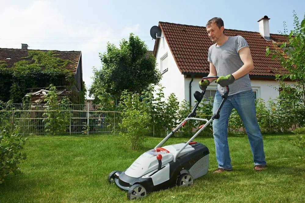 How Does an Electric Lawnmower Work