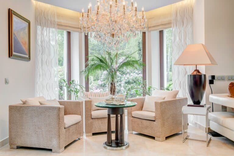 How to Arrange Furniture in Small Living Room With Bay Windows