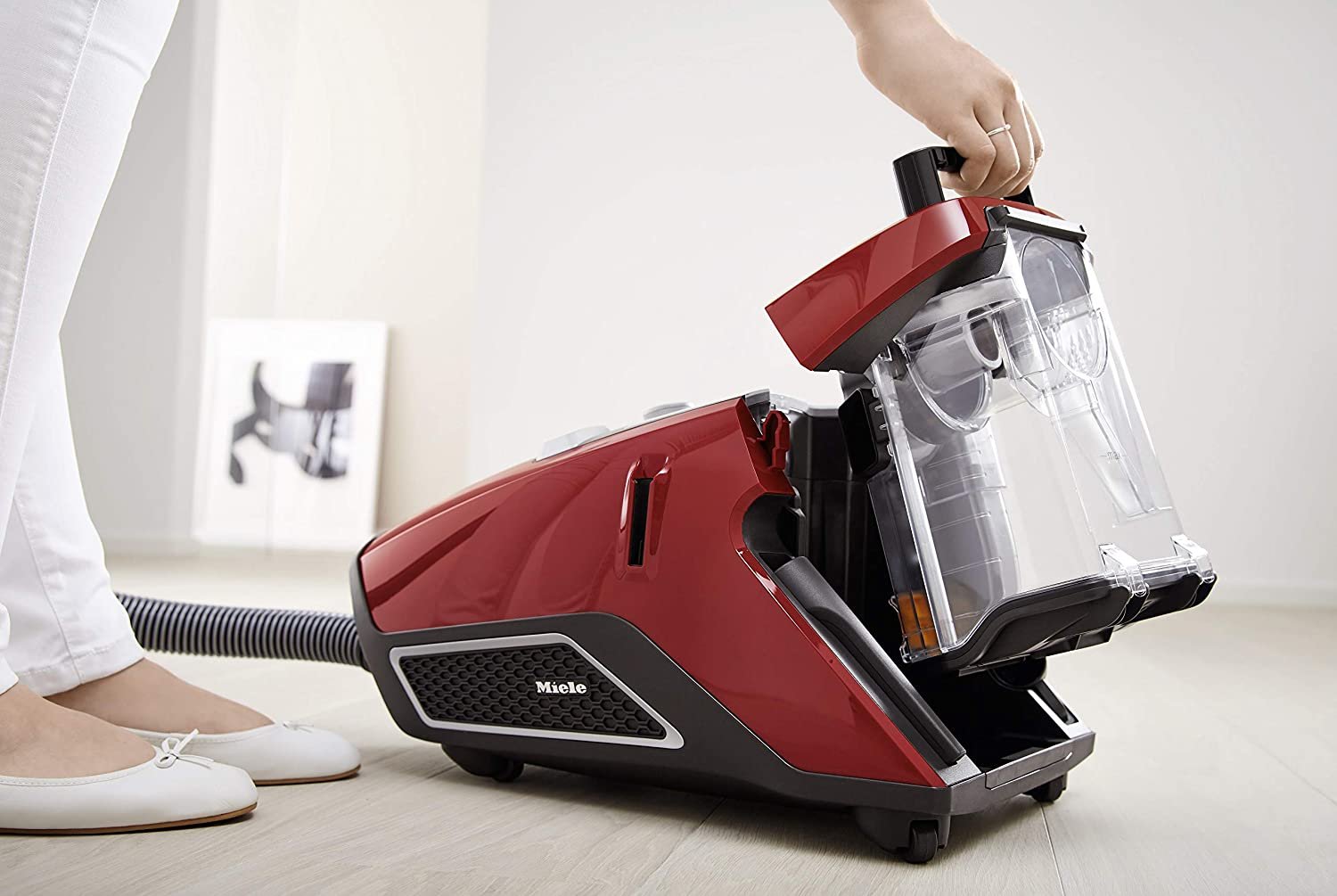 How to Clean a Bagless Vacuum Cleaner featured