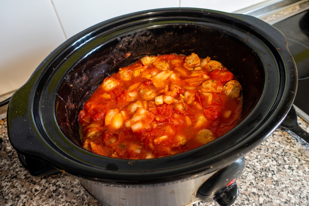 what temperature does a slow cooker cook at