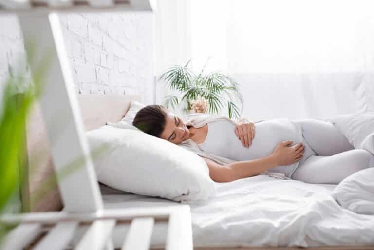 Pillow Fight: Pregnancy Pillow vs Regular Pillow – Who Wins?