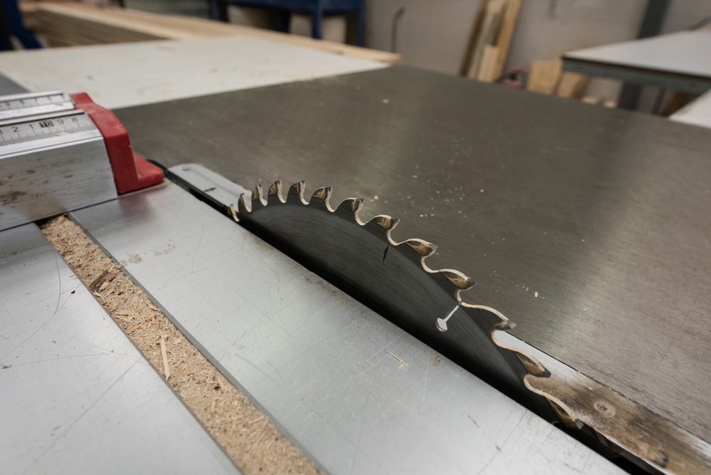 how to clean a table saw