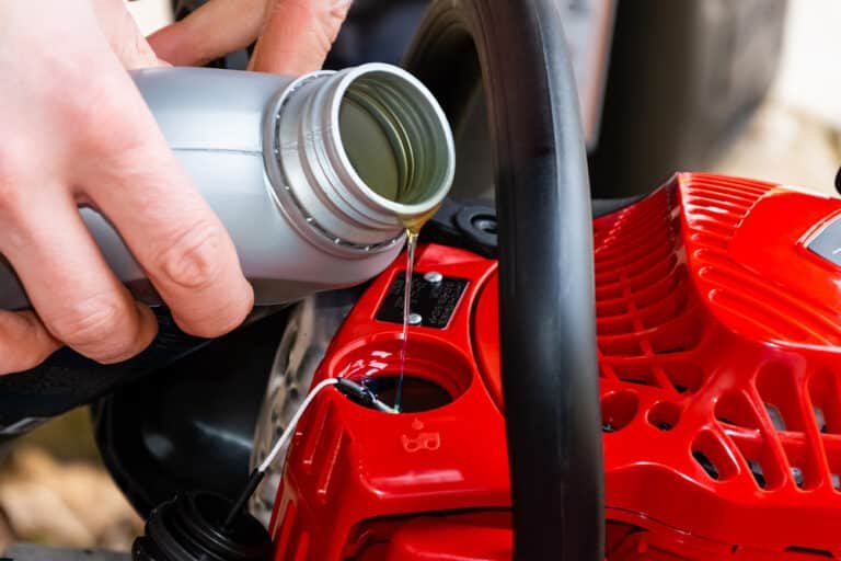 Learn How to Oil an Electric Chainsaw Easily and Quickly!