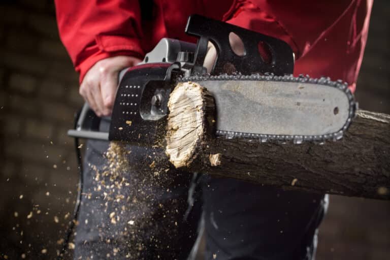 A Guide on How to Tighten the Chain on an Electric Chainsaw