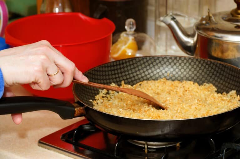 Know What Is the Difference Between a Skillet and a Frying Pan