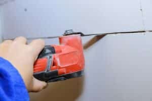 cutting wall using oscillating device
