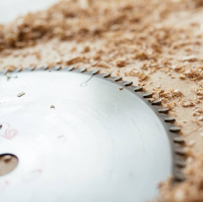 a circular saw blade on the wooden table